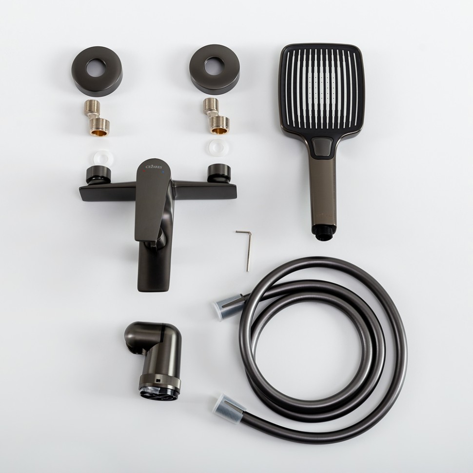 Смеситель для ванны и душа в комплекте с ручным душем, шлангом и держателем CEZARES LINER-VD-GM