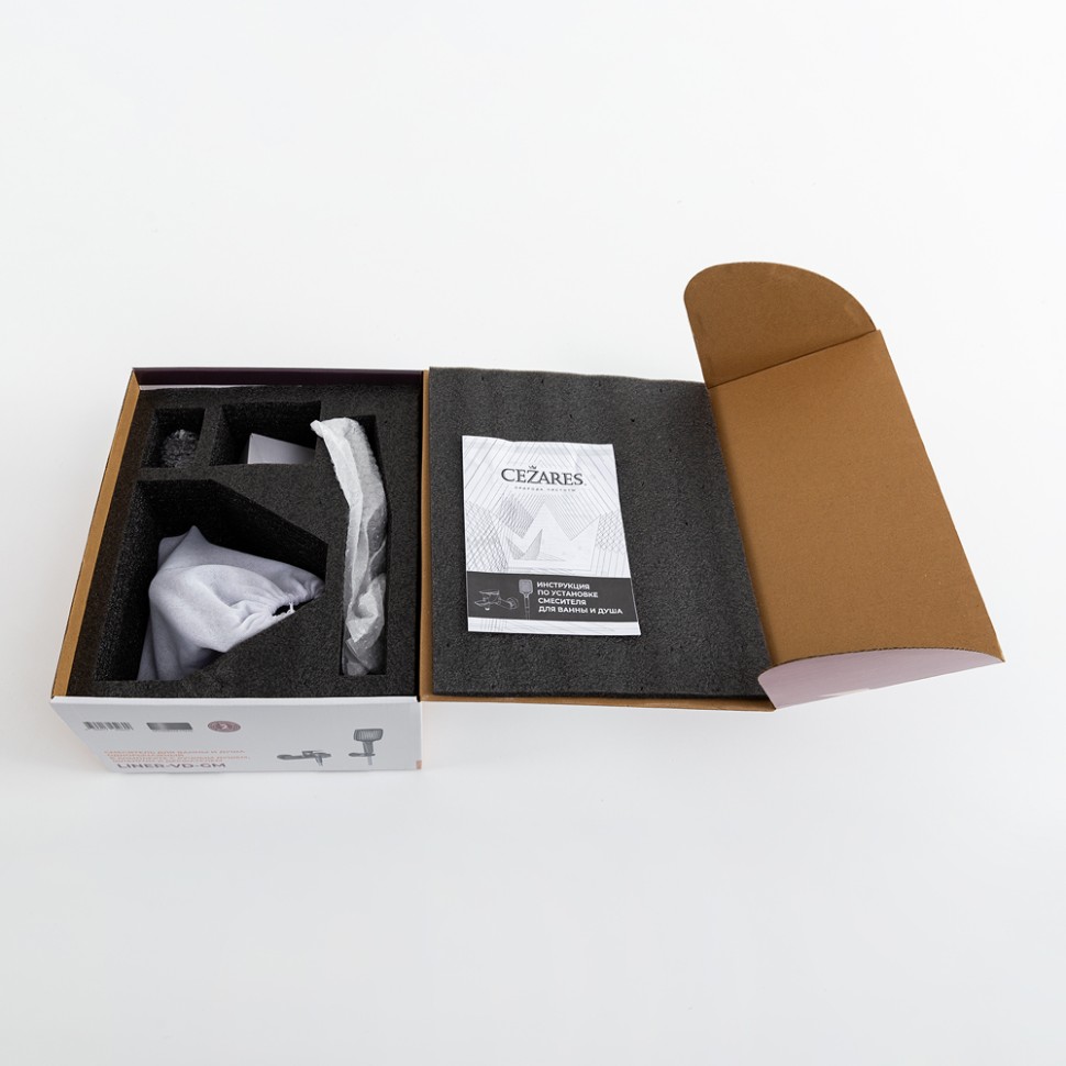 Смеситель для ванны и душа в комплекте с ручным душем, шлангом и держателем CEZARES LINER-VD-GM